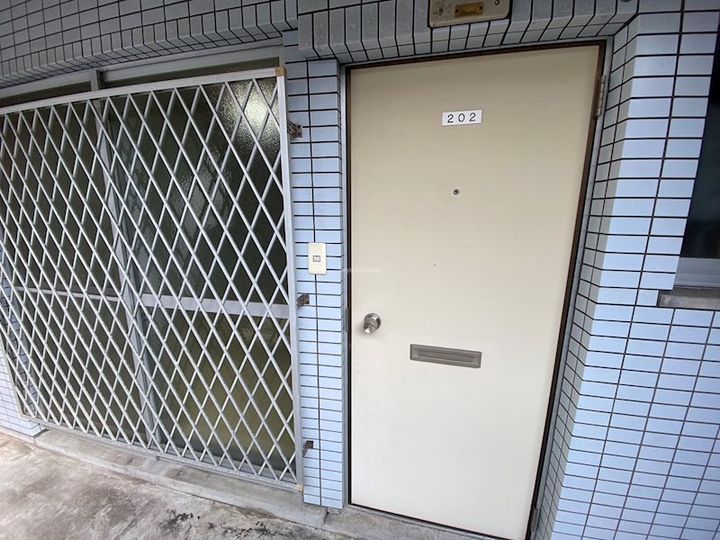 コーポラス高良の玄関
