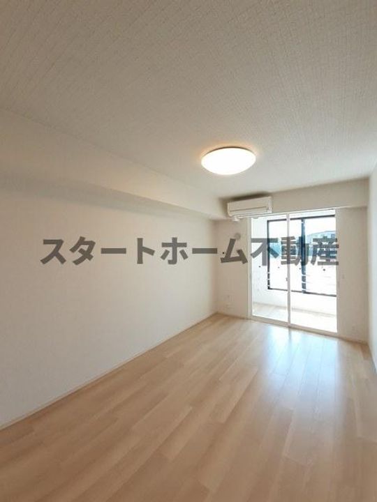 エクラデサージュ見能林Iの居間