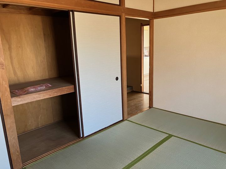 八光ビルの居間