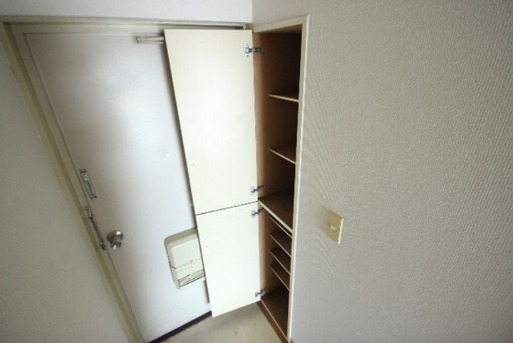 STビルNo.13の玄関