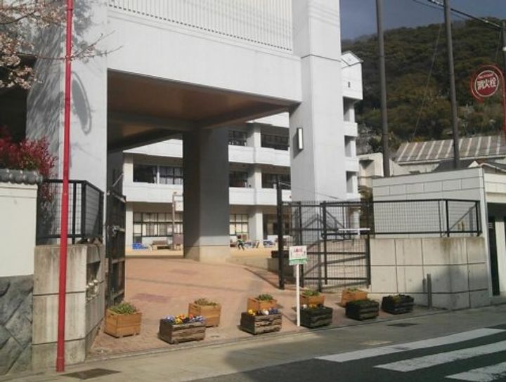 グランドマンションの周辺