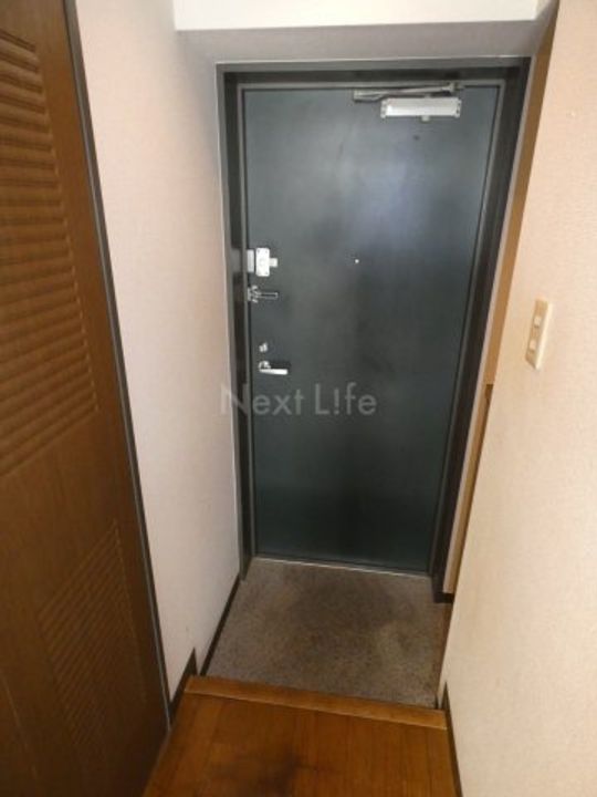 日興パレス横浜西の玄関