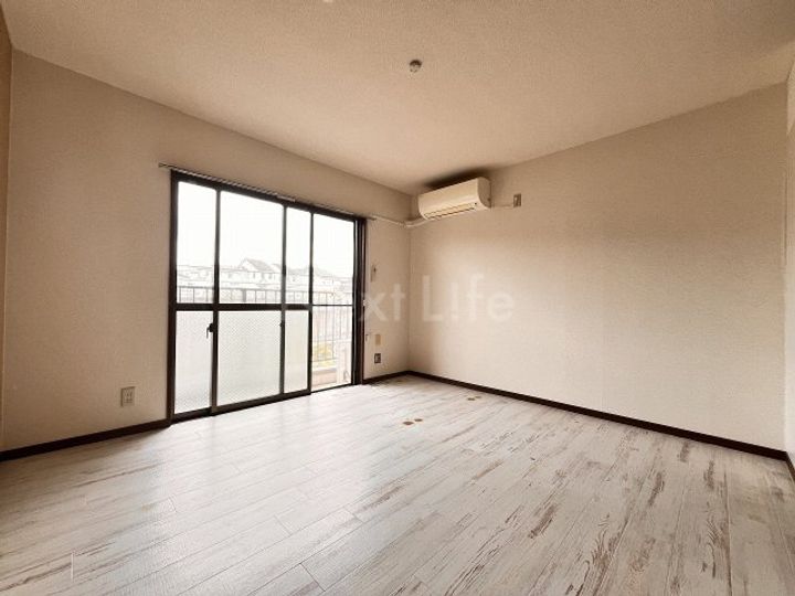 植村ビルの居間