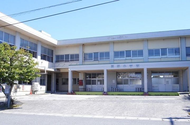 アジュール シュッサイIの周辺