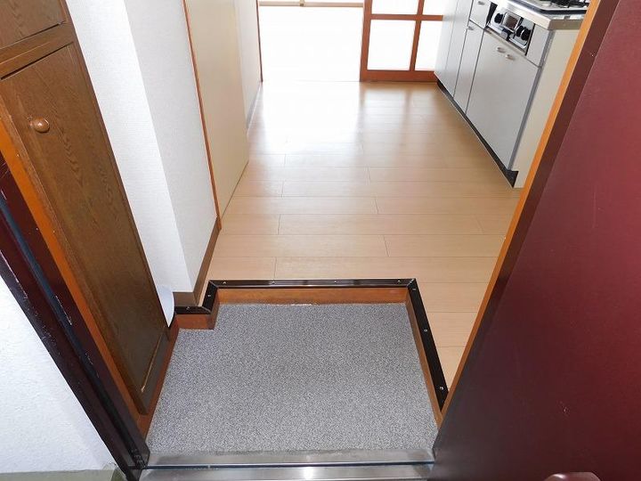 メゾンアルパIIの玄関