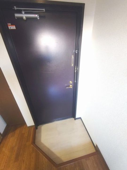 南駅前マンションの玄関