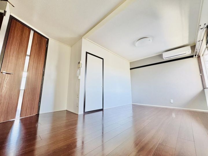 ラフィネヴィラ大福 弐番館の居間