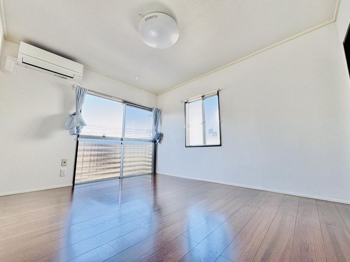 ラフィネヴィラ大福 弐番館の居間