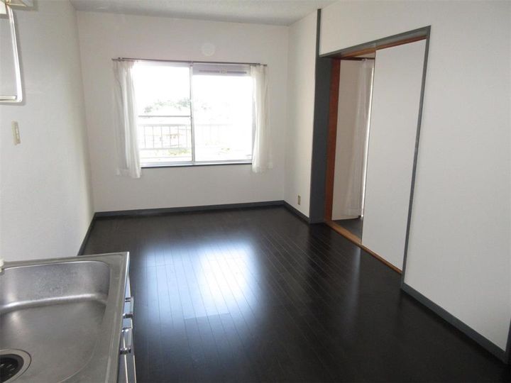 サンライズ弥六内の居間