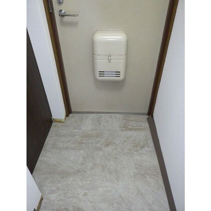 テーアイ二日町ビルの玄関