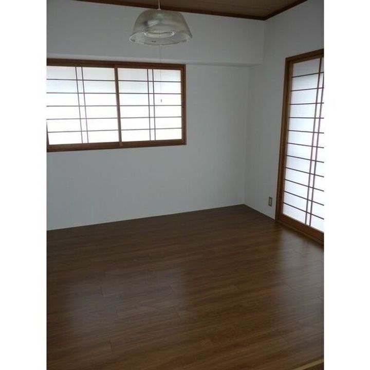 テーアイ二日町ビルの居間