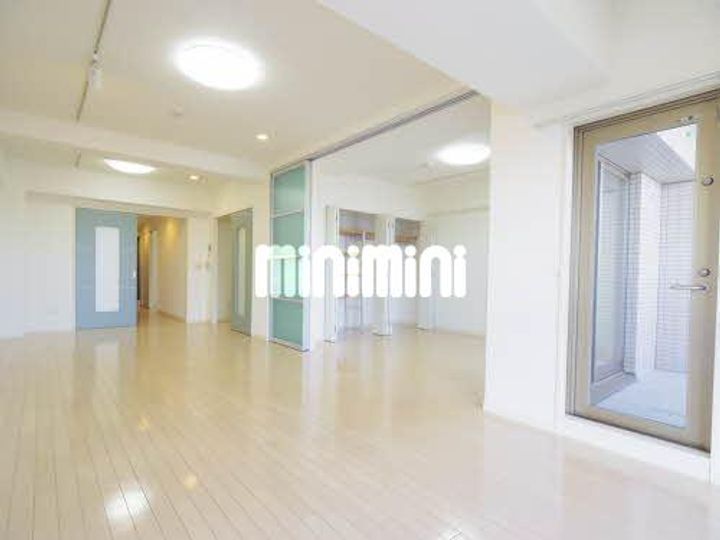 アンソレイエ覚王山の居間