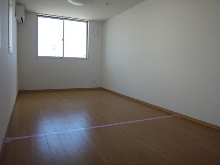 アスコット古川II番館の居間