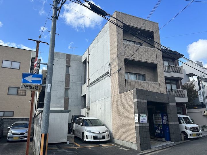 アルティスタ西院の外観