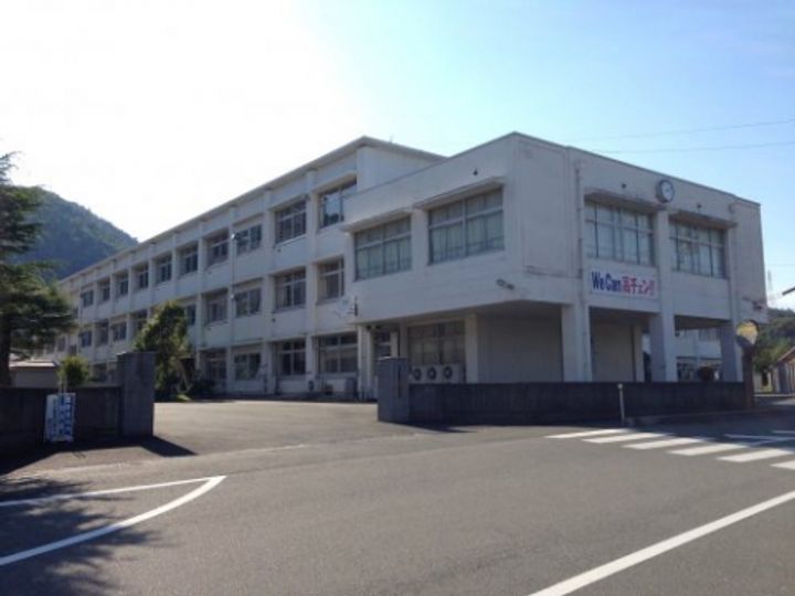 サンロイヤルかもがわの周辺