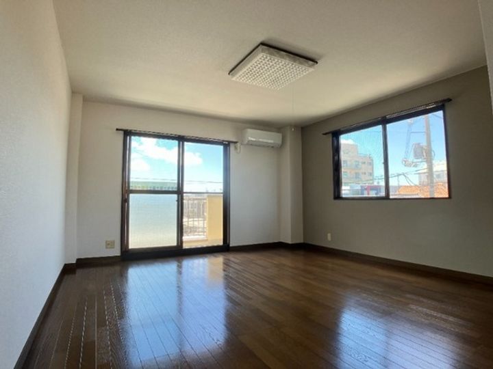 井上ビルの居間