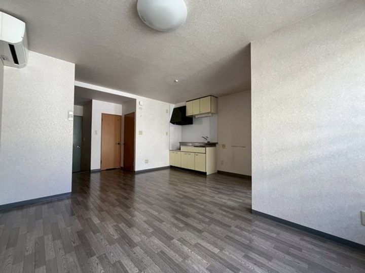 もりおかビルの居間