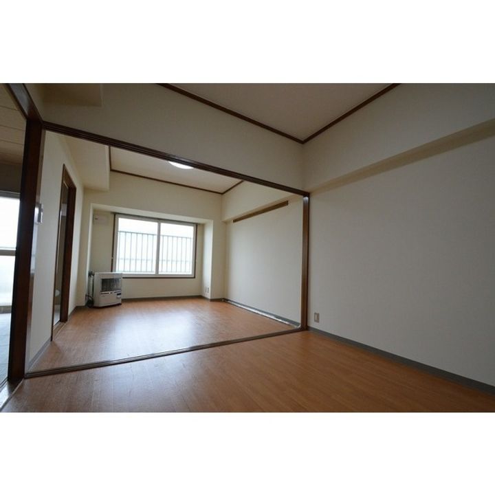 大栄マンションの居間