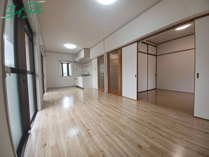 船江第2ロイヤルマンションの居間