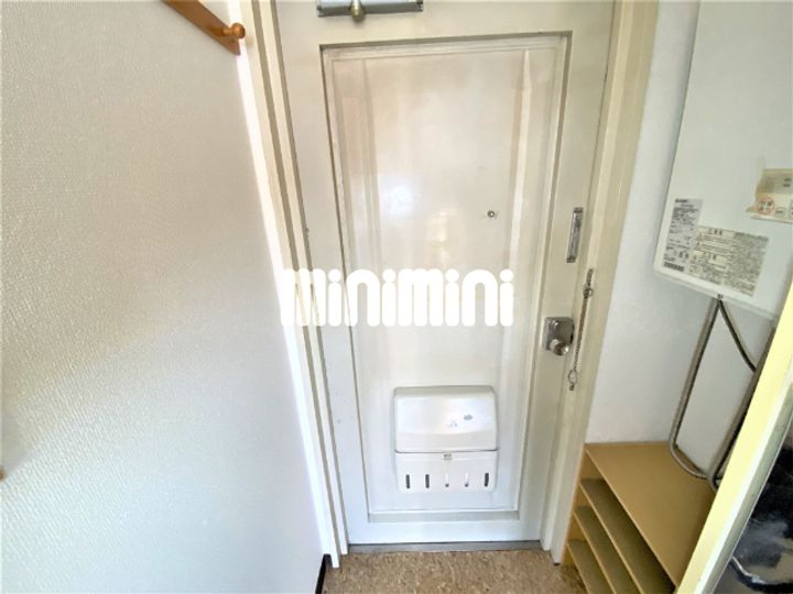 小林ビルの玄関