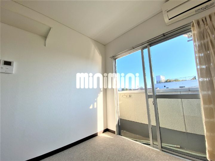 小林ビルの居間