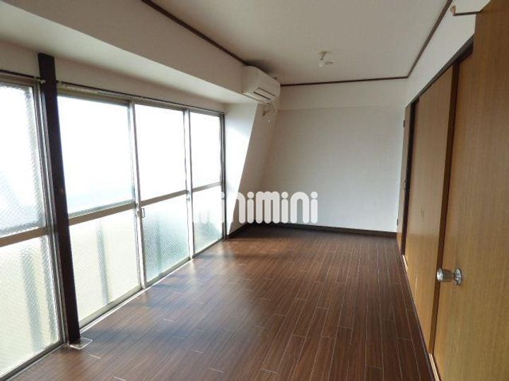 白菊ビルの居間