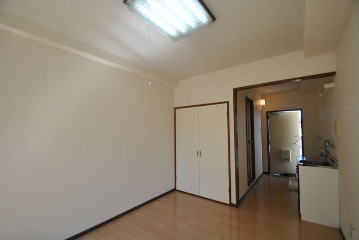 エジリスカイコートの居間