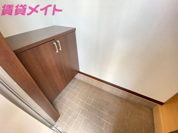 三重県鈴鹿市岸岡町(一戸建)の賃貸物件の玄関