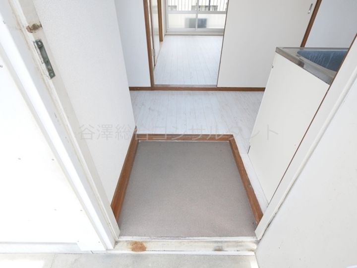 椿ハイツの玄関