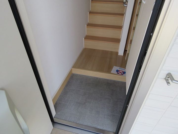 サザンクロスII番館の玄関