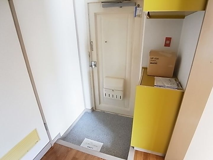 柏グリーンハイツG棟の玄関