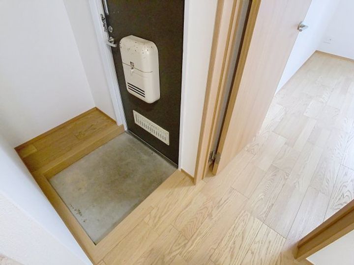 レピュート長岡Aの玄関