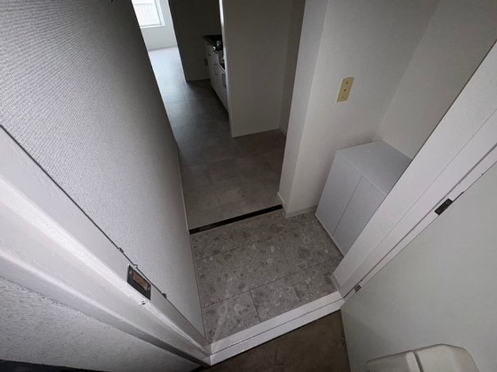 鷹野橋マンションの玄関