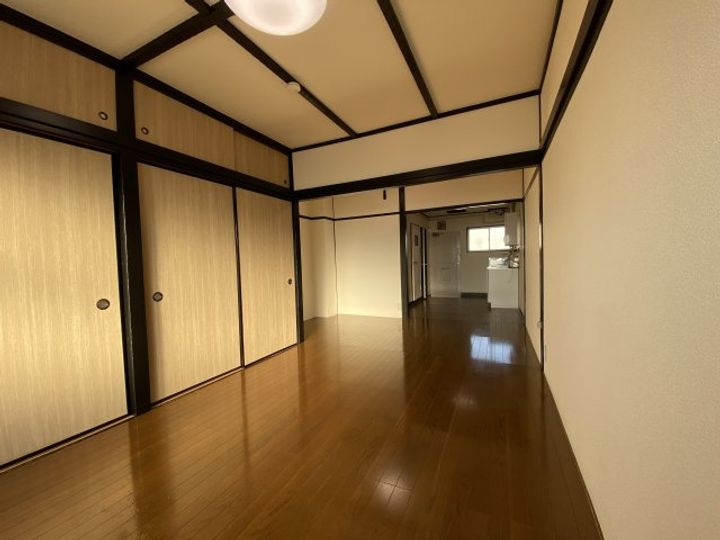 昌英ビルの居間