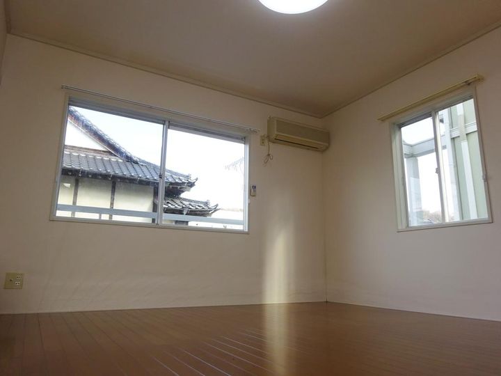 レオパレス愛谷の居間