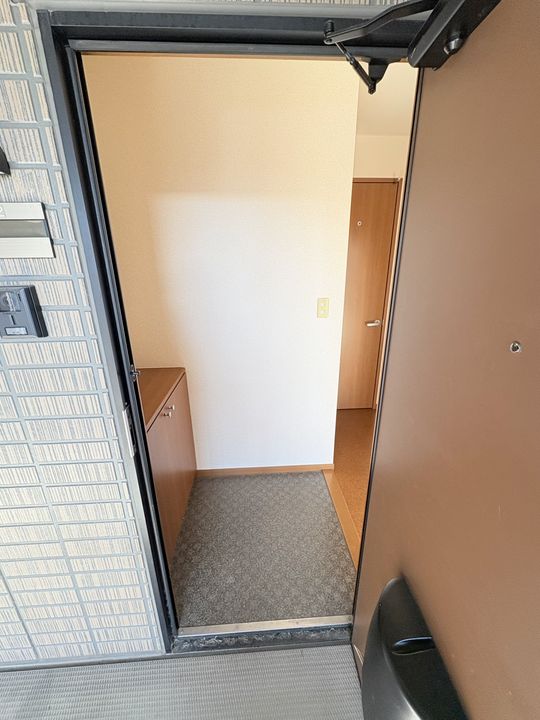 フローラ秋津Aの玄関