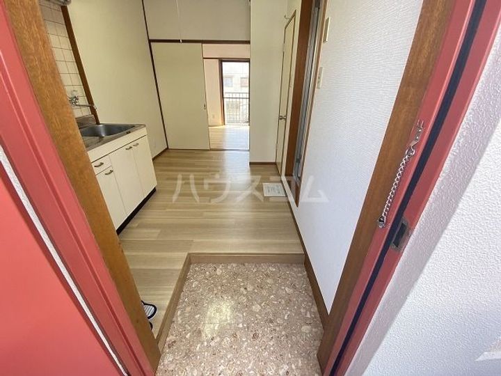シシンハイツの玄関