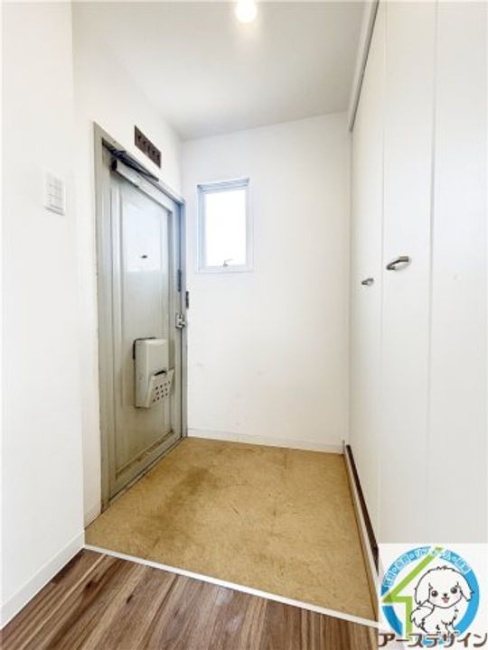 魚住コーポの玄関