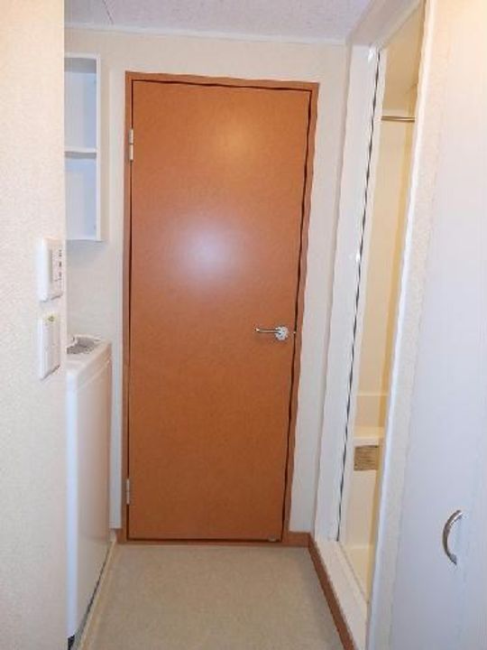 レオパレスグランロッシュの玄関