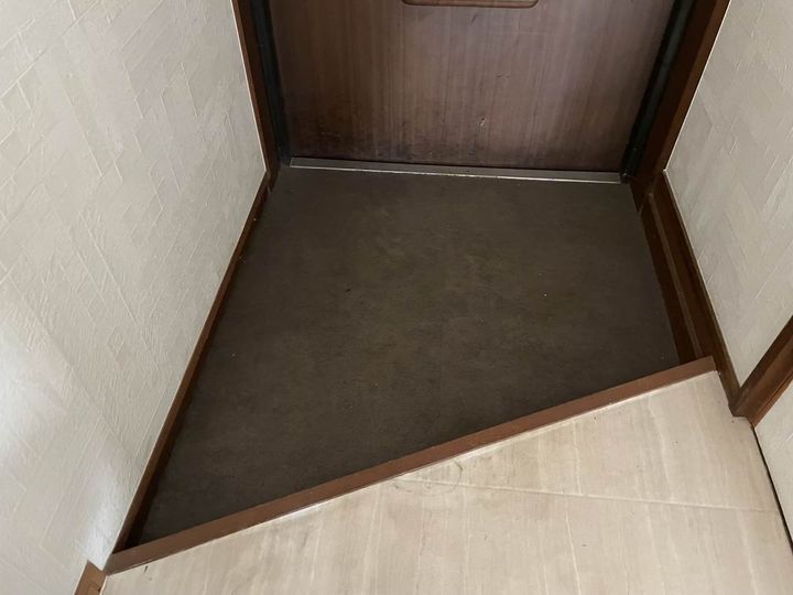 吉原ビルの玄関