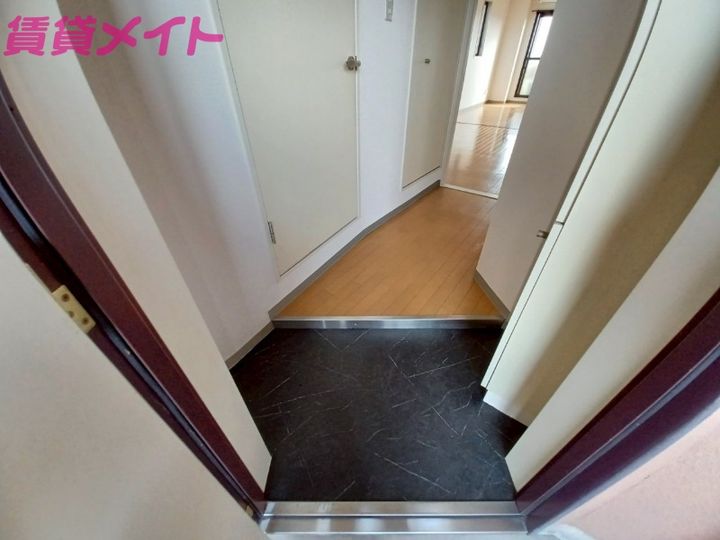 リバーフロントIIの玄関