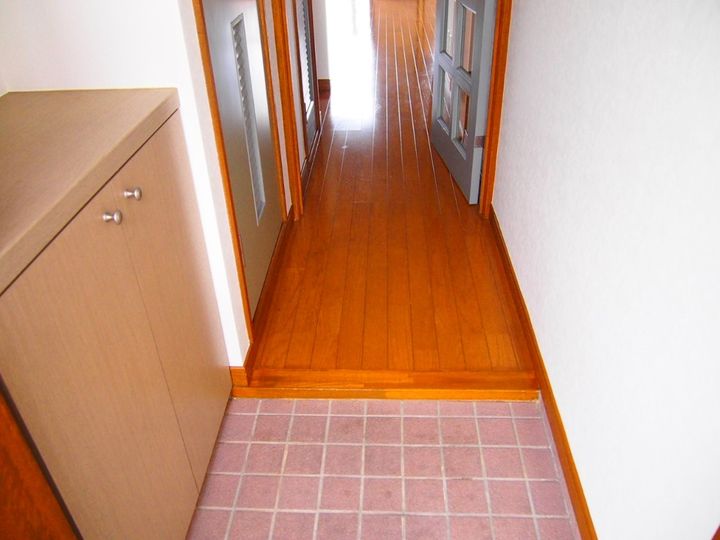 レジデンス三和の玄関