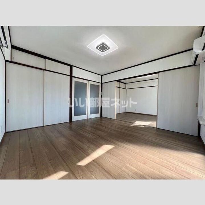 横堀ビルの居間