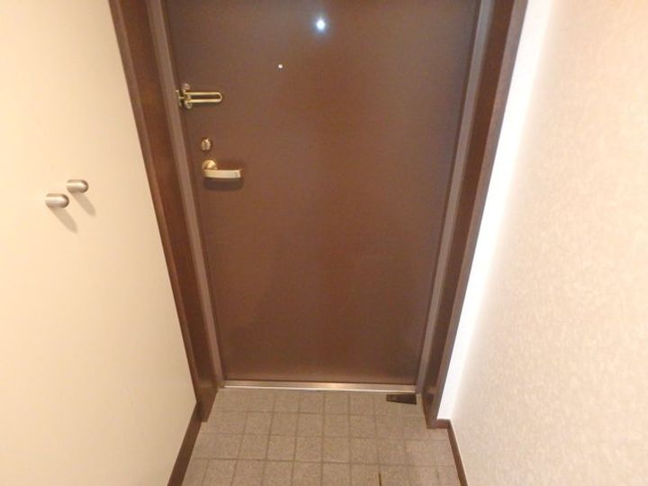 アライハウスIIの玄関