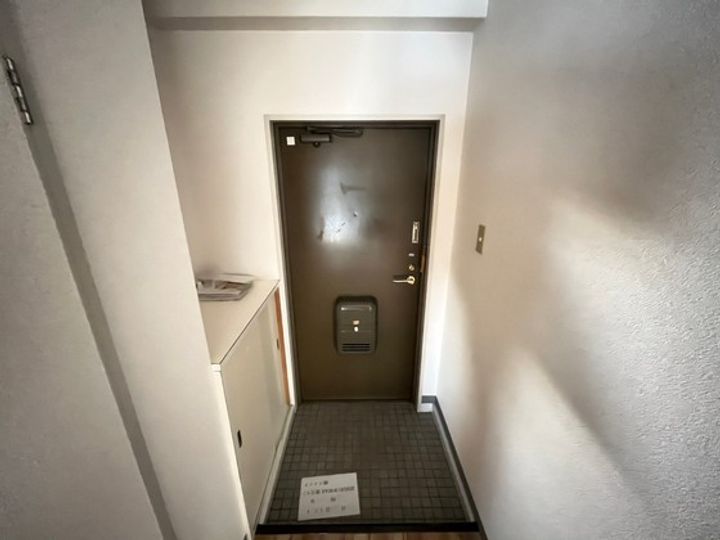 横田ビルの玄関