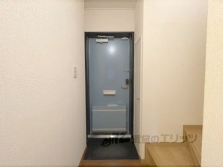 レオパレス枚岡ヒルズの玄関