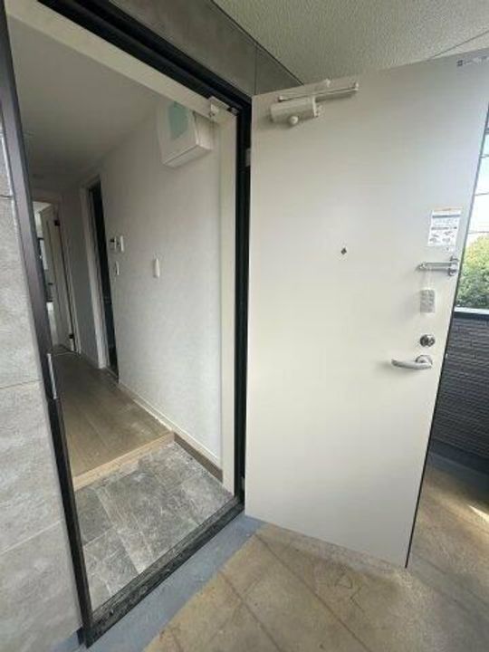 T&Fレジデンス南林間Aの玄関