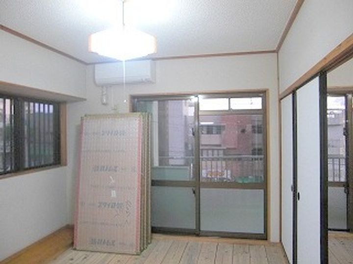 嘉数ビルの居間