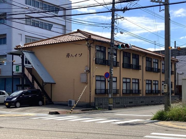 寿ハイツの外観