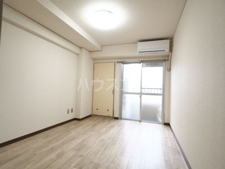 城南ビルの居間